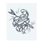 Ein Herz, das von einem Pfeil durchbohrt wird, mit einem Banner, das "I LOVE MY MOM" zeigt. Dieses Tattoo symbolisiert die starke Bindung zwischen Mutter und Kind.