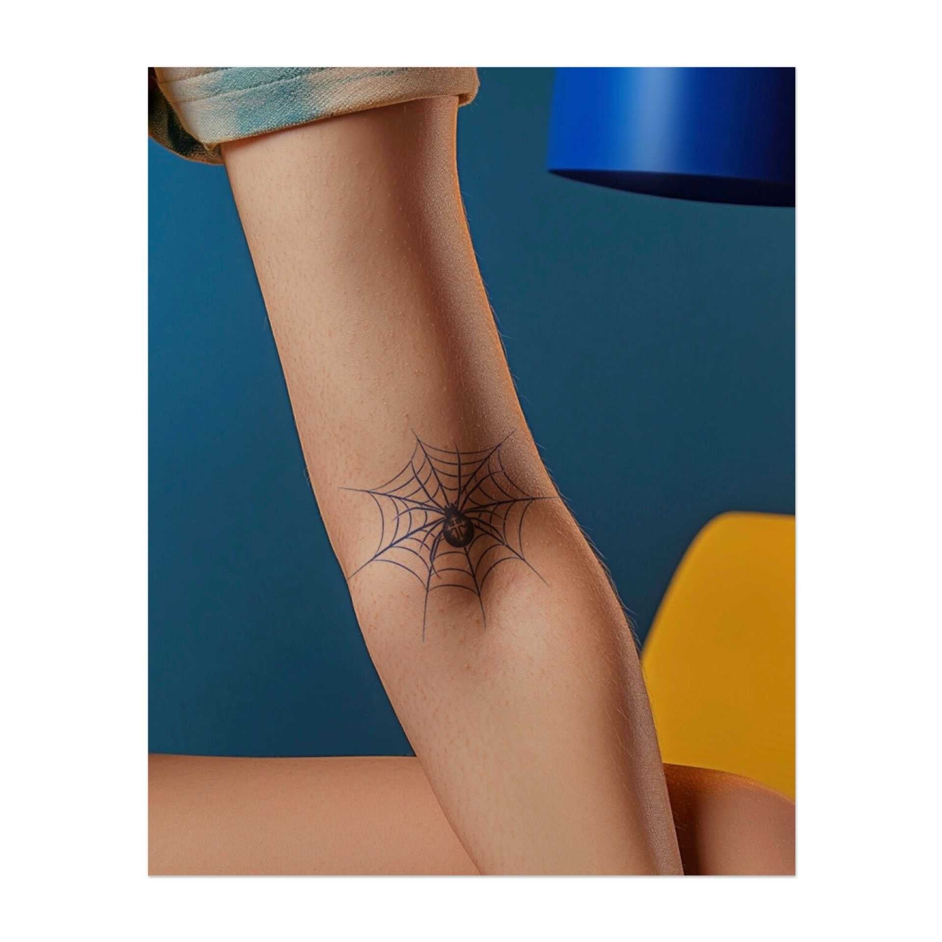 Eine zarte Spinne, die ihr Netz spinnt, wobei jeder Faden mit dem anderen verbunden ist. Dieses Minimaliste Tattoo zeigt die Schönheit des natürlichen Designs.