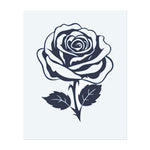 Eine einzelne Rose, die sich in perfekter Symmetrie entfaltet. Dieses elegante Tattoo fängt die Schönheit der romantischsten Blume der Natur ein.