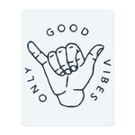 Ein "Shaka"-Handzeichen mit den Worten "Good Vibes Only" darum. Es symbolisiert Positivität, Entspannung oder eine entspannte Haltung.